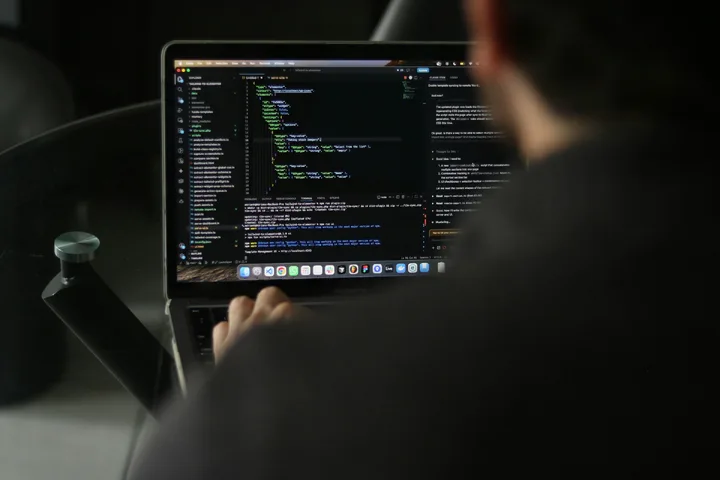Desarrollo de software en una computadora, fotografía editorial.