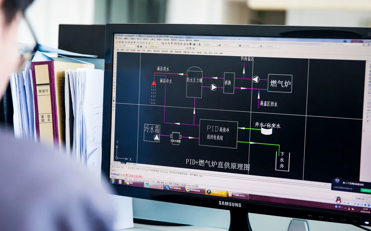Persona revisando un diagrama técnico en la pantalla de una computadora.