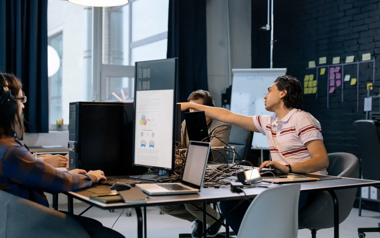 Equipo definiendo el flujo de una herramienta de software en una oficina.