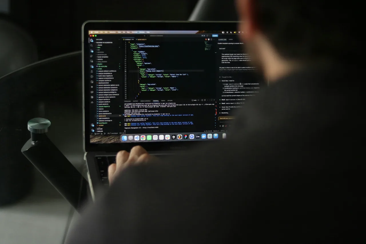 Persona desarrollando software en una computadora portátil.