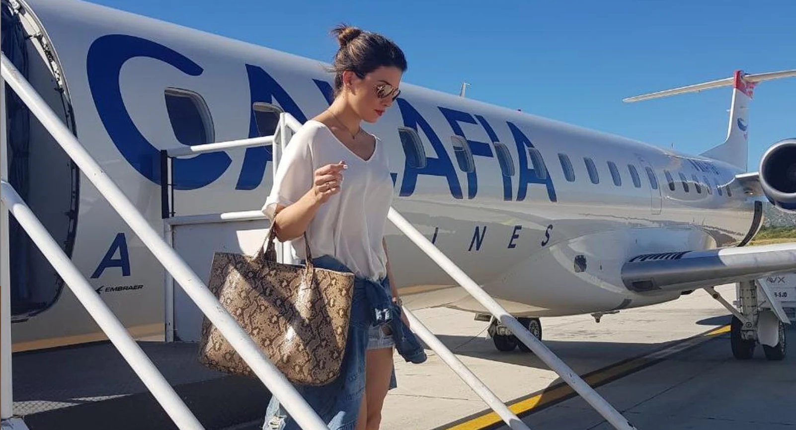 Viajera junto a una aeronave de Calafia