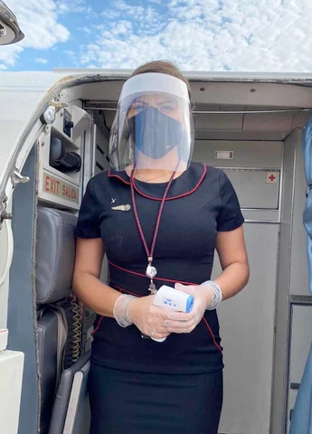 Personal de aviación con equipo de protección